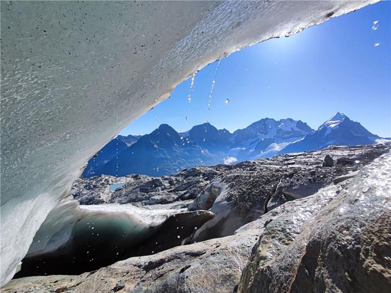 Selbst Mitte September schmilzt das Eis des Vadret dal Murtèl auf einer Höhe von 3100 Meter am Fuße des Piz Bernina rapide.