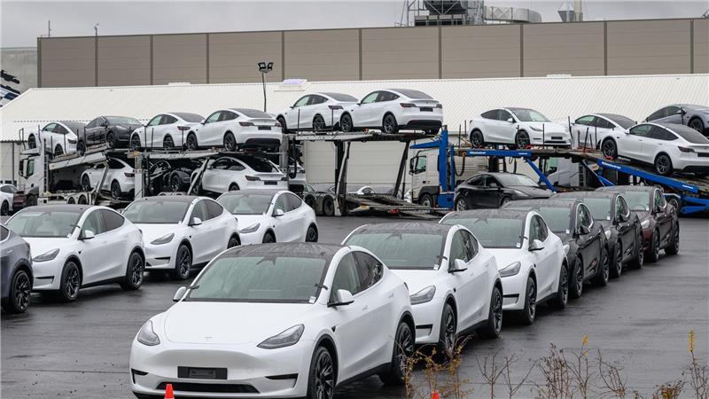 Tesla-Aktie fällt an einem Tag um mehr als 15 Prozent Selbst US-Präsident Trump will seinem Berater Musk und dessen Autofirma nun unter die Arme greifen.