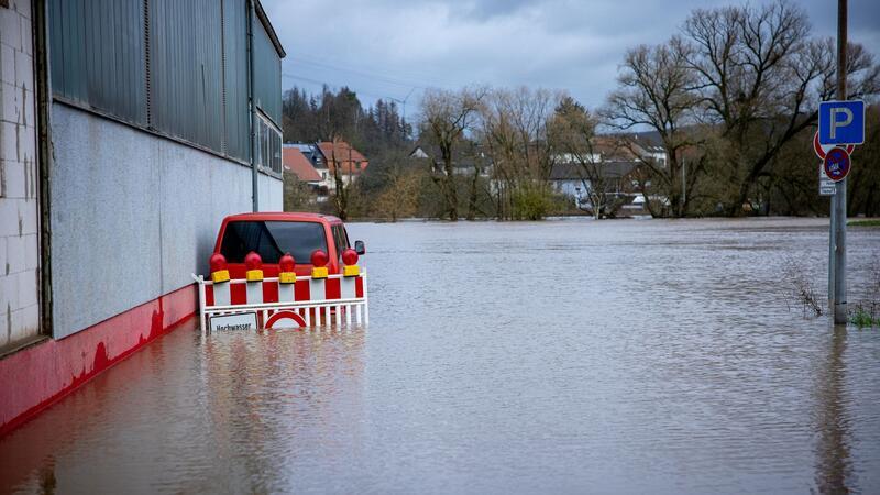 Scholz erneut im Hochwassergebiet: Kritik von Anwohnern Selbst die Absperrung steht unter Wasser: Hier ist die Blies bei Neunkirchen im Saarland über ihre Ufer getreten.