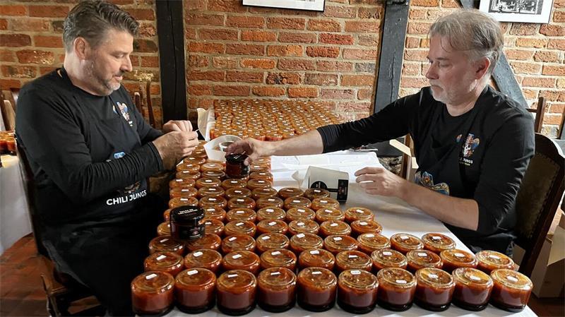 Erfolgsgeschichte aus Buxtehude: Chili Jungs erobern die Supermärkte Selbst die Etiketten für die Gläser kommen im Selbstklebeverfahren auf die Gläser.