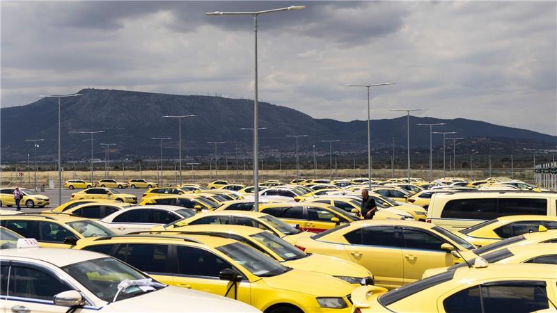48-stündiger Taxi-Streik in Athen Selbst die Parkplätze am Flughafen besetzten die erbosten Taxifahrer.