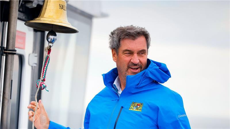Söder auf Reisen - Ein Bayer auf Helgoland Selbst die Schiffsglocke des „Halunder Jets“ hat es CSU-Chef Markus Söder angetan.