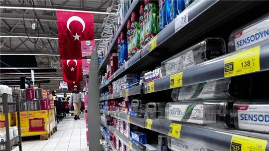 Selbst die Zahnpasta ist diebstahlgeschützt. Im Dezember lag die Teuerungsrate in der Türkei bei knapp 65 Prozent.