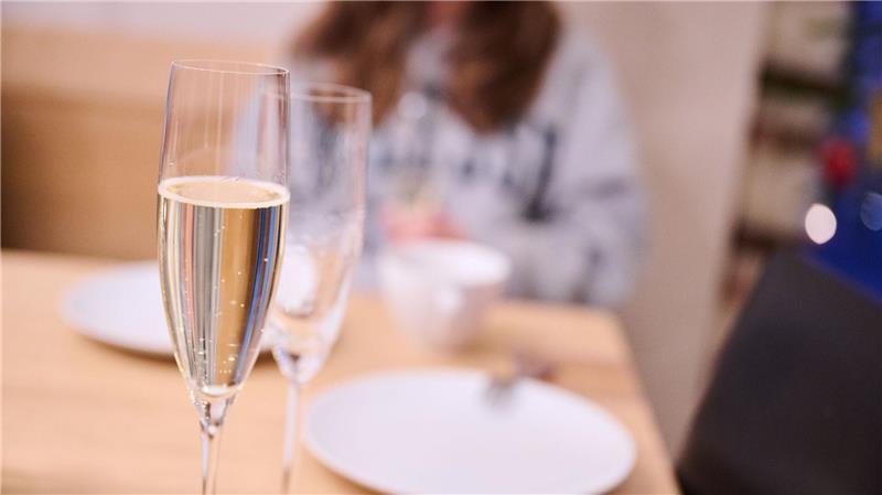 Kein Bier für 14-Jährige - Mehrheit wünscht strengere Regeln Selbst ein Gläschen Sekt ist schädlich - besonders für junge Menschen. (Symbolbild)