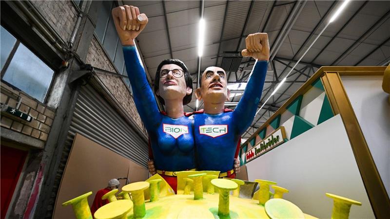 Selbst ein Rosenmontagswagen in Köln wurde Sahin und Türeci 2022 gewidmet. (Archivbild)