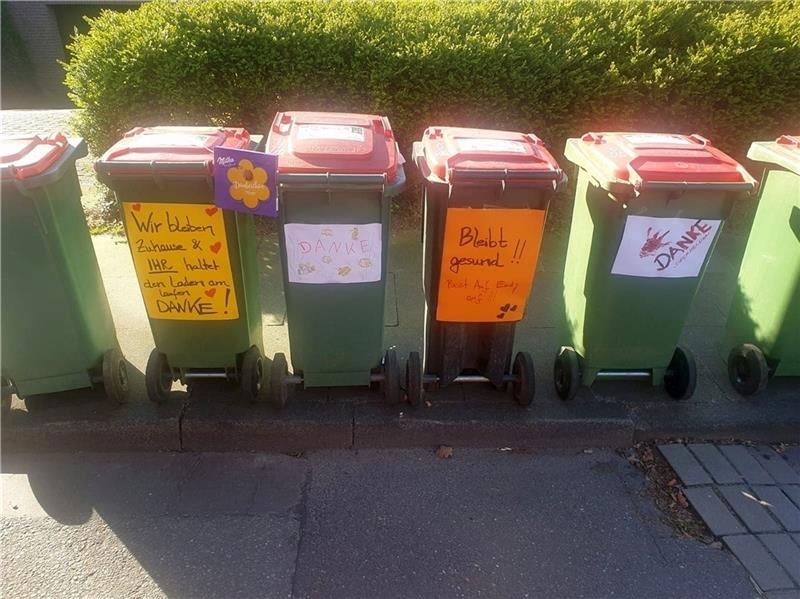 Selbst gemalte Plakate und Danksagungen kleben an Mülltonnen. Trotz der Corona-Krise sind Hamburgs Müllmänner und -frauen sowie die Straßenreiniger derzeit unentwegt im Einsatz. In vielen Stadtteilen bekommen sie dafür seit einigen Tagen li