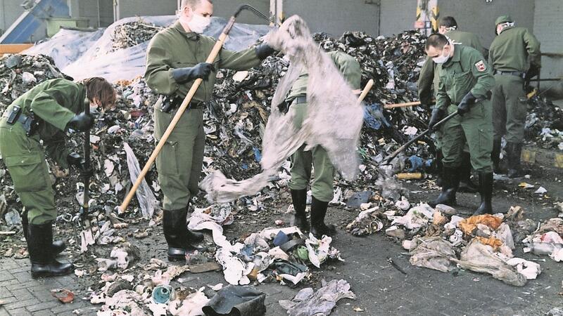 32-Jährige wird im Jahr 1999 bestialisch ermordet - Sohn findet blutüberströmte Mutter Selbst im Abfall in der Müllverbrennungsanlage in Bremerhaven fahndete die Polizei nach der Tatwaffe.