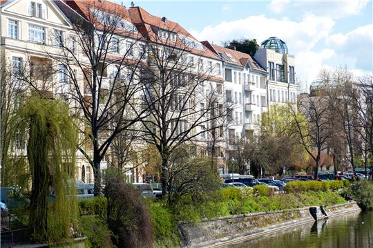 Selbst in beliebten Metropolen wie Berlin sind die Kaufpreise für Immobilien im Schnitt zuletzt gesunken. Foto: Bernd Diekjobst/dpa-tmn