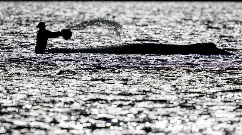 Selbst in der Dämmerung sind mitunter noch Menschen am Wal.