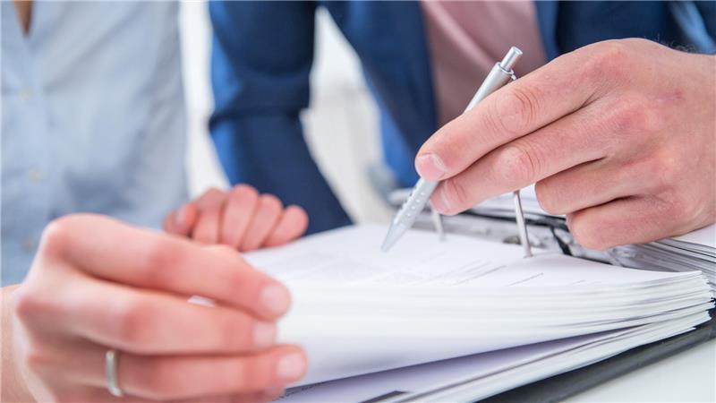 Selbst machen oder Profi holen? Diese Steuer-Entscheidung kann bares Geld wert sein – die wichtigsten Fakten im Check.
