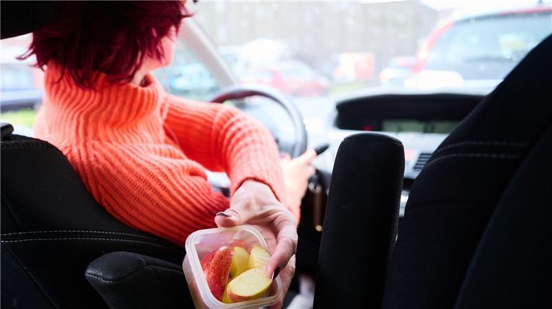 Selbst mit Training kann das Gehirn Forschern zufolge zwei Aufgaben nicht wirklich gleichzeitig erledigen (Symbolbild) 