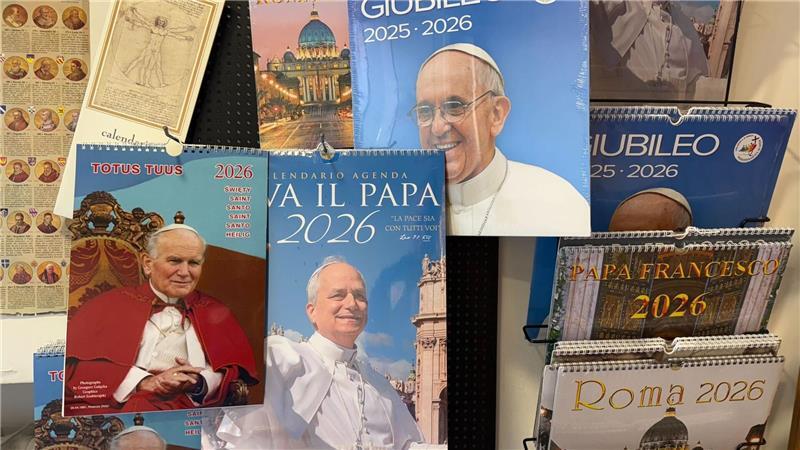 Selbst vom 2005 verstorbenen Papst Johannes Paul II. gibt es noch Kalender.