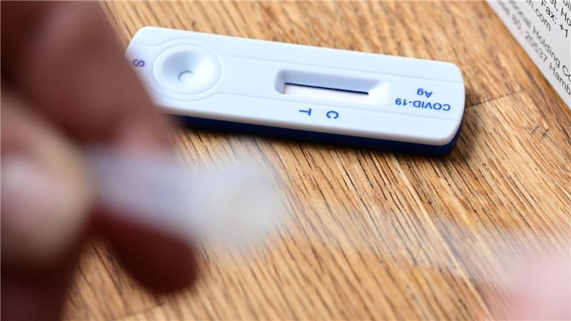 Corona-Test ist abgelaufen – trotzdem noch verwenden? Selbst wenn ein Corona-Selbsttest das Verfallsdatum hinter sich hat, ist er nach Einschätzung des Bremer Virologen Prof. Andreas Dotzauer noch einige Wochen verwendbar. Foto: Weißbrod/dpa