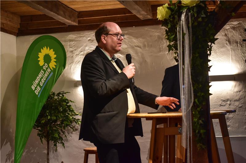 Selbstbewusst betont Christian Meyer: „Ich habe es geschafft, 16 Energieministerinnen und -minister gegen Reiche aufzustellen.“ Niedersachsen hat derzeit den Vorsitz der Energieministerkonferenz. Was kritisiert er an Katherina Reiche?
