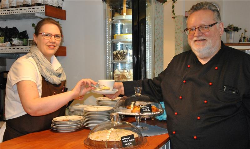 Selbstgebackenen Kuchen – und Infos für Touristen bieten die Vollblut-Gastronomen Sonja Räder und Michael Fieckel aus Dollern in „Gretchens Café & Lieblingsdinge“ am Platz am Sande in Horneburg. Foto Lohmann