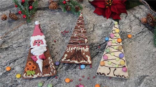 Selbstgemachte Schokolade in der Showküche der ältesten noch existierenden Schweizer Schokoladenmanufaktur Cailler in Broc im Kanton Freiburg, dekoriert für Weihnachten.