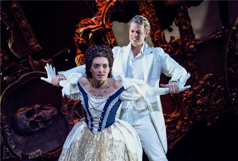 Selbstzerstörerische Liaison: Elisabeth (Roberta Valentini) und der Tod (Mark Seibert). Foto Labelle/Juliane Bischoff