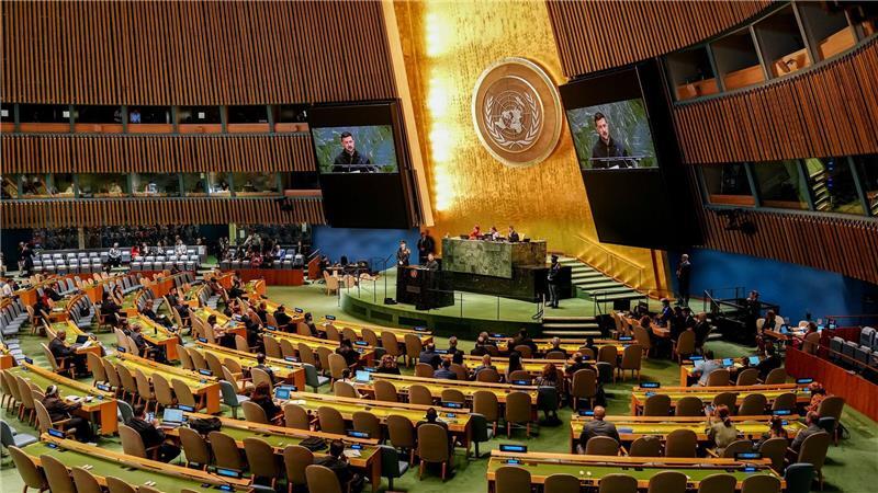 Selenskyj auf den Bildschirmen im Sitzungssaal der UN-Generaldebatte in New York.