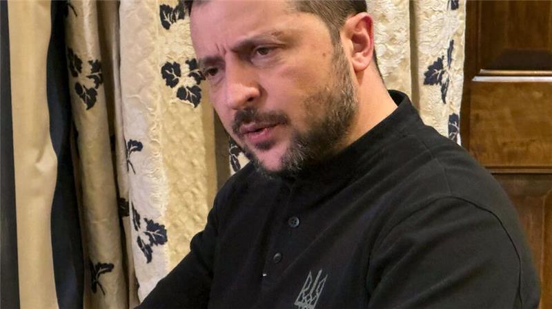 Selenskyj über Scholz und Merz: „Das sind tolle Typen“ Selenskyj lobte, dass Deutschland immer sehr pragmatisch Hilfe geleistet habe und dabei „nicht sehr laut“ gewesen sei.