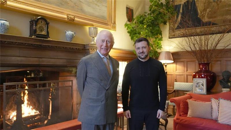 Selenskyj (r.) wurde von König Charles III. auf dem Landsitz Sandringham empfangen.