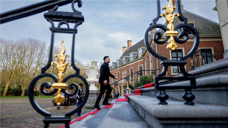 Selenskyj schreitet die königlichen Treppen hoch