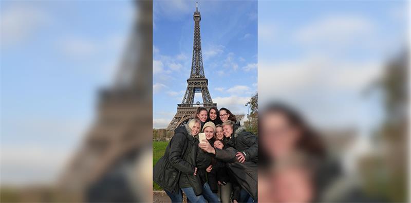Selfie am Eiffelturm: Ende 2015 ging Buxtehudes Europapokal-Reise nach Paris, hier Laura Schultze, Julia Gronemann, Emily Bölk (hinten, von links), Anna-Lena Grell, Paula Prior, Lynn Schneider, Friederike Gubernatis und vorne als Fotografin Isabell Klein. Fotos Stephan/Iso Jürgens