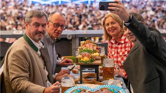 Selfie im Festzelt: Kanzler Merz besucht mit Kabinettsmitgliedern das Oktoberfest