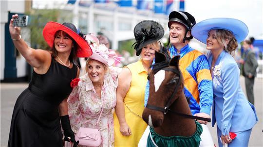 Selfie vor dem Ladies Day beim Derby-Festival in Epsom
