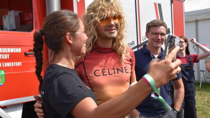 Tokio Hotel beim Deichbrand 2024: So erlebte die Band das Festival Selfies mit Bill stehen besonders hoch im Kurs.
