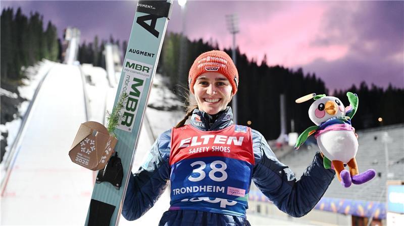 Selina Freitag aus Deutschland jubelt über ihre Silbermedaille bei der Ski-WM Trondheim.
