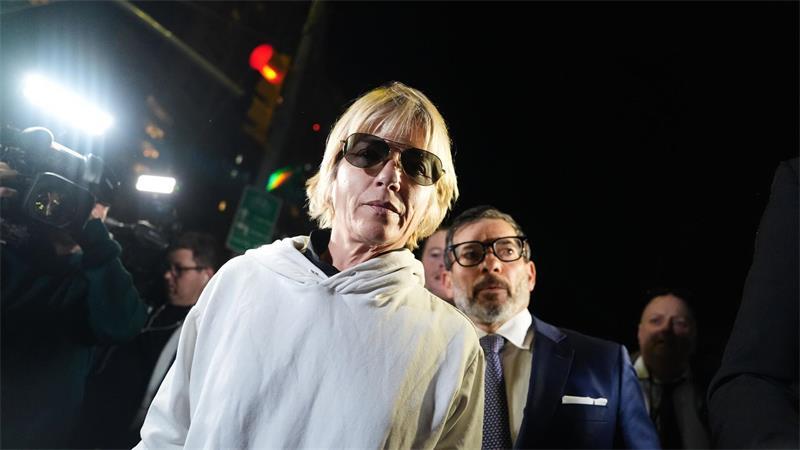 Nach Festnahme: Selma Blair entschuldigt sich in Video Selma Blair verlässt das Gerichtsgebäude in New York. (Archivbild)