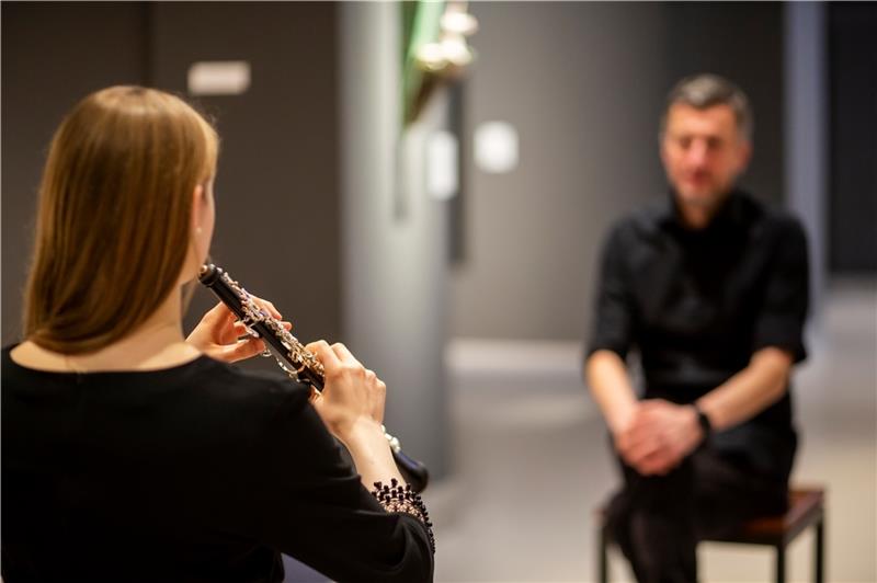 Selten konnte Live-Musik intimer und direkter erlebt werden. Ein Musiker gibt für einen Zuhörer ein echtes Konzert . Foto: Annette Schrader