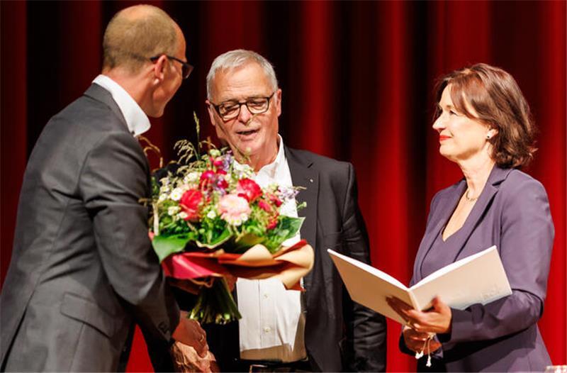 Wohnstätte Stade feiert Jubiläum mit Merkel, Scholz und Merz Seltene Auszeichnung: Dieter Kanzelmeyer erhielt die Goldene Ehrennadel des Verbandes, umrahmt von Christian Pape und Susanne Schmitt.