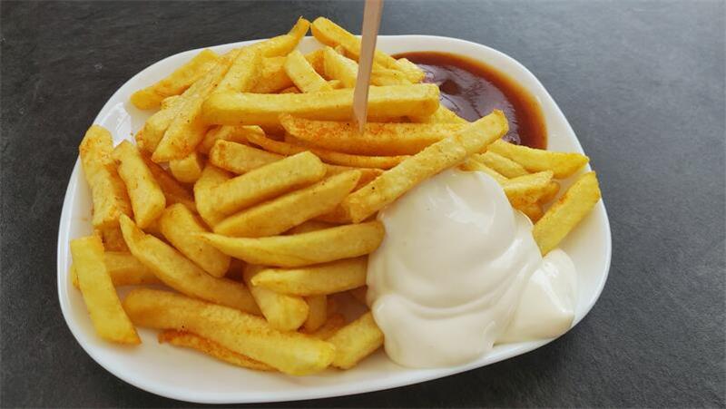 Seltenheit: Freibad-Pommes auf Porzellangeschirr.