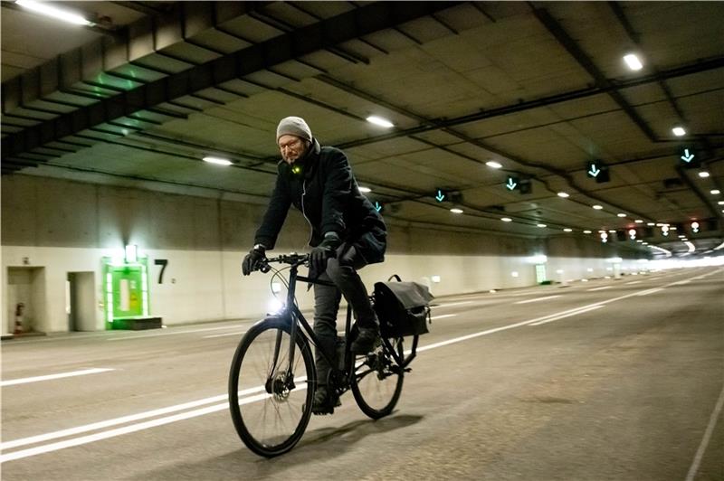 Senator Anjes Tjarks (Bündnis 90/Die Grünen) fährt mit seinem Fahrrad durch den Lärmschutztunnel in Stellingen. Foto: Charisius/dpa