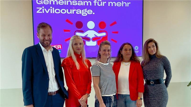 So will der HVV die Sicherheit in Zügen und Bussen erhöhen Senator Anjes Tjarks, HVV-Geschäftsführerin Anna-Theresa Korbutt (2.v.l.), Schauspielerin Rhea Harder-Vennewald (M.), Christiane Wagner und Adelina Michalk bei der Vorstellung der Kampagne für mehr Zivilcourage der Sicherheitsinitiative des HVV.