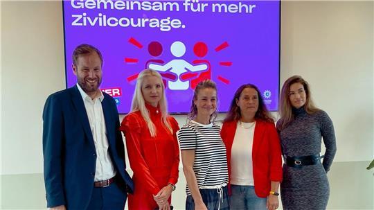 Senator Anjes Tjarks, HVV-Geschäftsführerin Anna-Theresa Korbutt (2.v.l.), Schauspielerin Rhea Harder-Vennewald (M.), Christiane Wagner und Adelina Michalk bei der Vorstellung der Kampagne für mehr Zivilcourage der Sicherheitsinitiative des HVV.