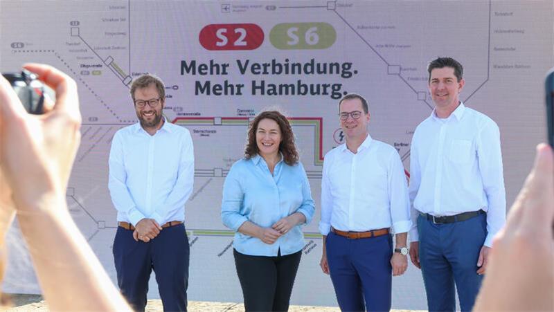 Senator Anjes Tjarks (links) und Hamburgs S-Bahn-Chef Jan Schröder (rechts), der aus Stade stammt, bei der Präsentation.