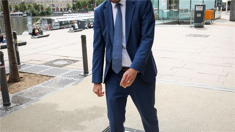 Spielbereich auf dem Jungfernstieg eröffnet Senator Tjarks (Grüne) steht auf einem Klangspiel.