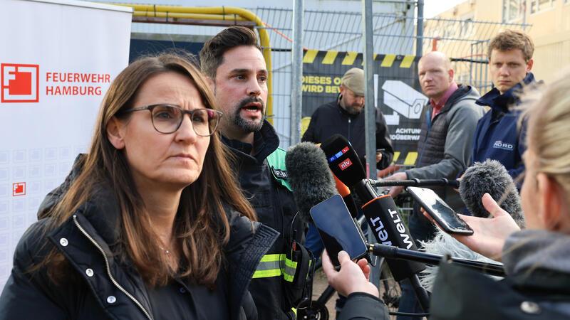 Baugerüst eingekracht: Vier tote Bulgaren in Hamburg – Schwierige Bergung Senatorin Karen Pein und Feuerwehrsprecher Philipp Baumann an der Unglücksstelle.