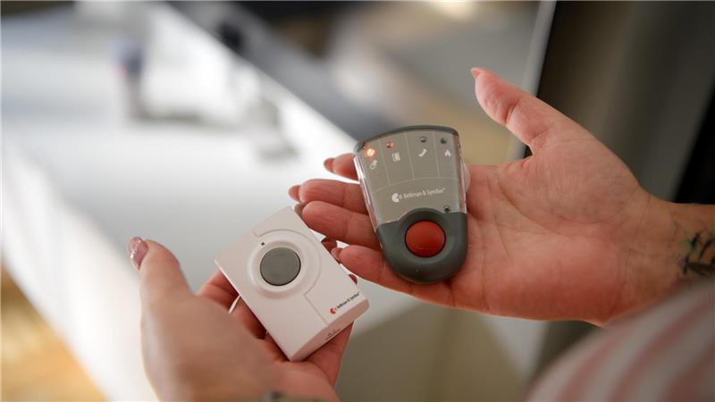 Sender und ein Empfänger mit Licht- und Vibrationsalarm sind ein Teil der Hilfsmittel, mit denen Katja Vogel ihren Alltag organisiert.