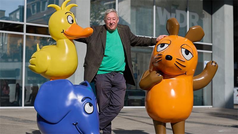 „Sendung mit der Maus“-Moderator Christoph Biemann begrüßte Elefant und Ente neben der Maus.