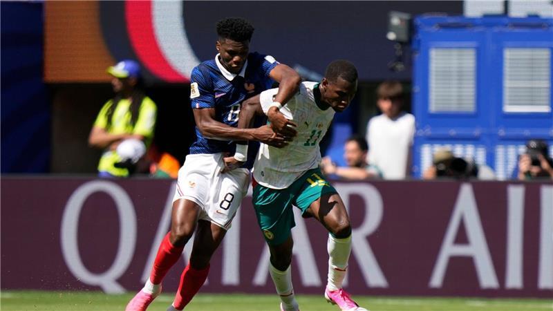 Mbappé eröffnet: Frankreich startet mit Sieg in Titelmission Senegals Nicolas Jackson (r.) hatte Pech mit einem Pfostenschuss.