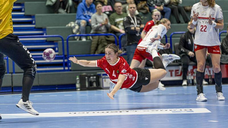 Carina Senel im Trikot des HSV Solingen-Gräfräth 76 mit einem Fallwurf.