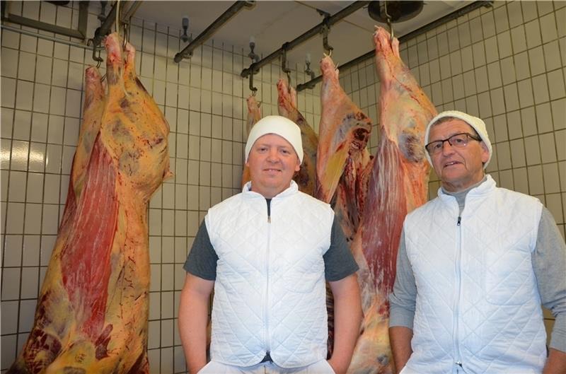 Senior Detlef und Christian Ropers in ihrem Schlachthaus in Neulandermoor. Foto von Allwörden