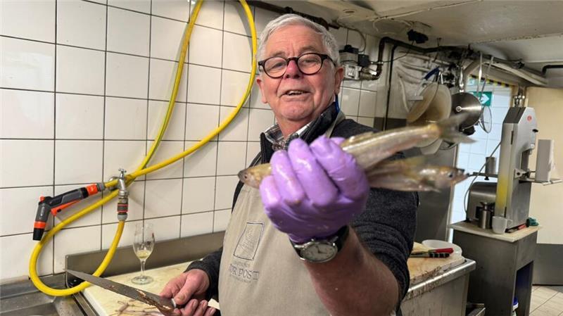 Im Traditionsrestaurant Zur Post in Cranz dreht sich alles um Fisch Seniorchef Herbert Kramer macht den frisch gefangenen Stint küchenfertig: Kopf ab und Gedärme raus.