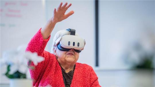 Senioren haben im Amarita-Pflegeheim in Bremerhaven die Möglichkeit, mittels VR-Brille Sehnsuchtsorte zu besuchen.