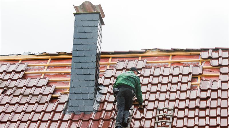 Polizei warnt vor falschen Stader Handwerkern Senioren in der Region Lüneburg sind falschen Dachdeckern auf den Leim gegangen (Symbolbild).