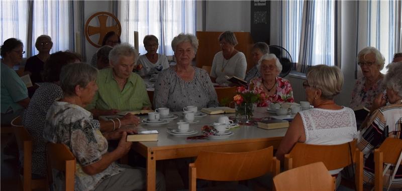 Senioren kommen am ersten Montag im Monat im Brunnenhof zum Klönschnack mit Kaffee und Kuchen zusammen. Fotos Albus