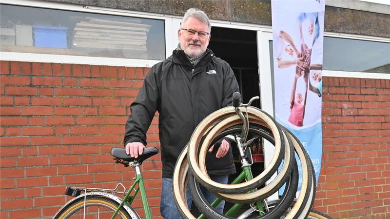 Seniorenbeauftragter Kai Schlecht richtet einen Generationen- und Technik-Treffpunkt am Schulzentrum Jork ein.
